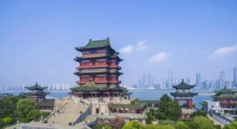 3. 远眺红谷滩新区及秋水广场：现代与自然完美融合