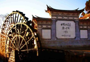 丽江古城的“双引擎”乱炖：旅行+游戏+文化底蕴的奇葩测试