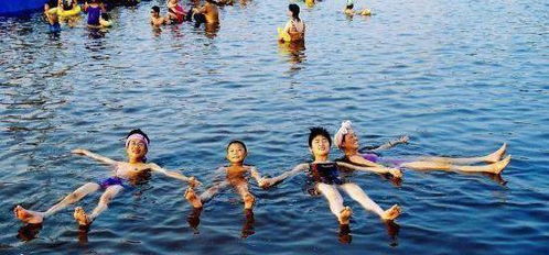 死海漂浮：云端漫步的奇妙体验