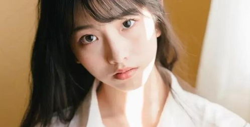含有‘日’字和‘月’字的女孩名字有哪些？