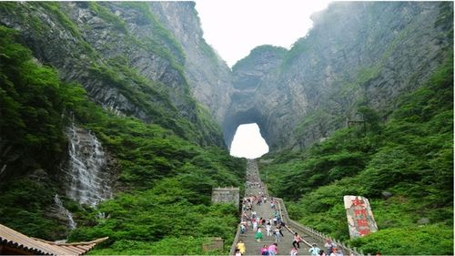 ② 张家界：悬崖上的玻璃桥，你敢不买票直接跳过去吗？