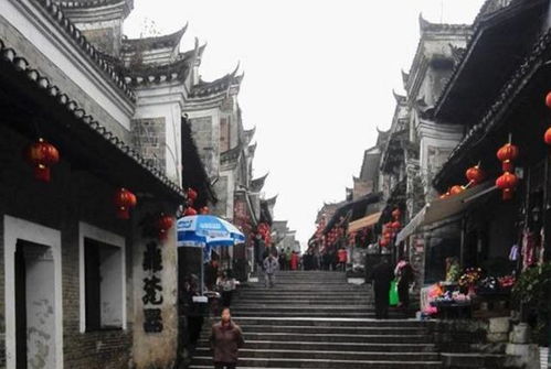 2）东门（今八一较大道）——“红色灯塔”