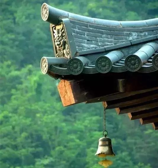 断弦古琴与血色衣裳