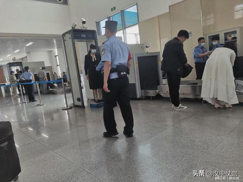 三、高铁站：排队到大门口也不是不可能