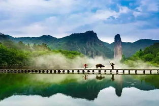 闲云流水， 寄情山水间