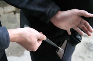 如何通过八字分析判断一个人是否容易偷盗或具有偷盗倾向？