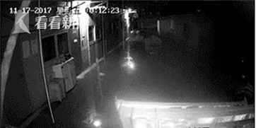 夜半敲门声，鬼影现窗前。