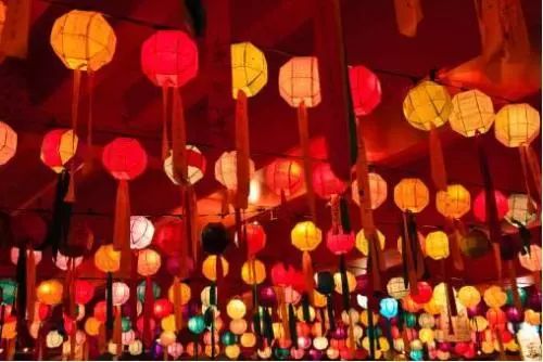 “元宵灯谜诗意浓，古韵今风共赏灯”