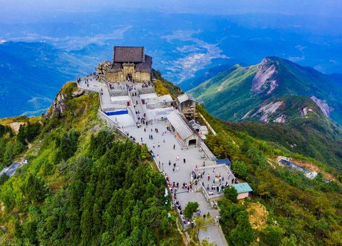 1、 祝融峰——“云端之巅”
