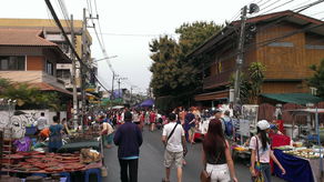 三、  夜市购物攻略：怎么挑选心仪的服装