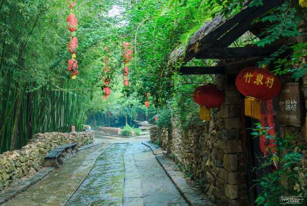 3. 坟冢：诉说着往昔的辉煌与悲壮