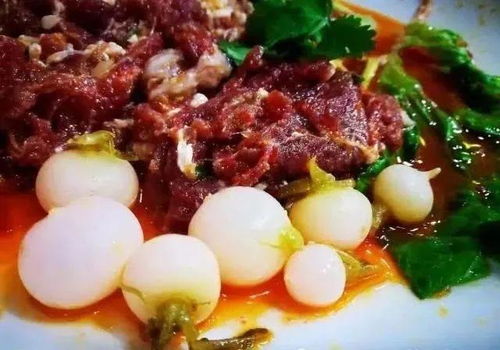 酸汤肥肠：酸辣香醇，回味无穷