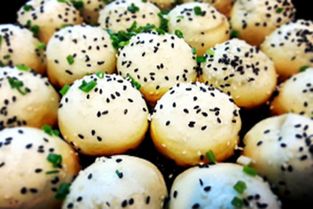 生煎包：底部酥脆如同破碎的梦想， 上面软绵如同初恋