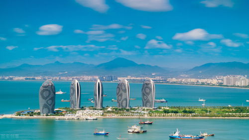 三亚湾与亚龙湾：海岸线的双沉重诱惑