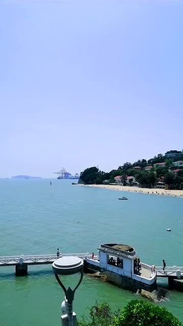 2. 较小岛上的