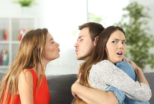 为什么有些男命八字只爱小老婆，不爱原配老婆呢？