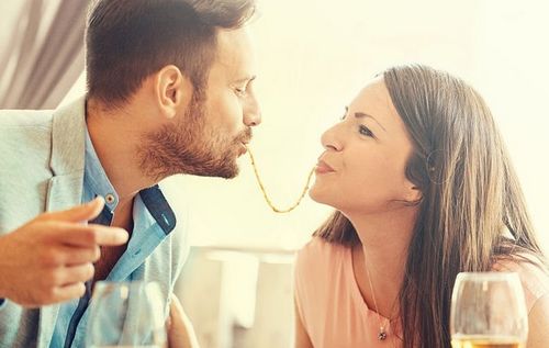 女命八字中两个正官，是否意味着拥有两位丈夫？