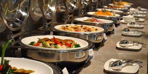 震惊！这家店把顾客当猪喂