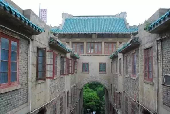 听那个老导游吹牛