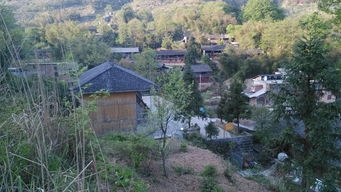 独特的建筑风格：青石板路上的历史印记