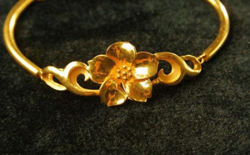 2. 佩戴黄金手饰生旺财气：卖黄金也是生意