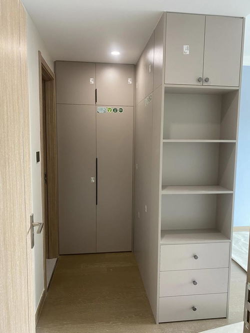 衣柜背靠卫生间,衣柜后面是卫生间