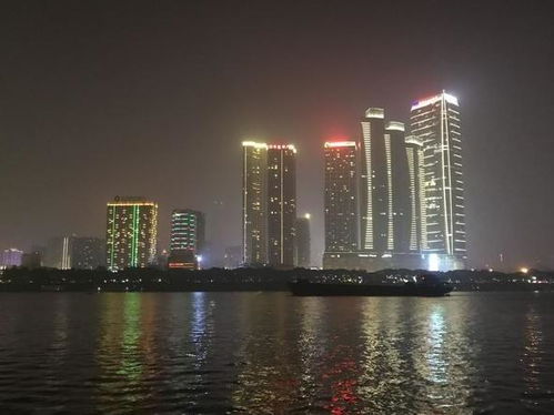 橘子洲头：人类沙丁鱼罐头