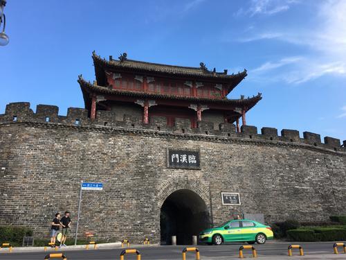 一、 古城墙上的尘埃与传说