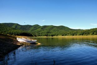 三、松花湖风景区——水上清凉+油菜花黄灿灿的“夏日甜甜圈”
