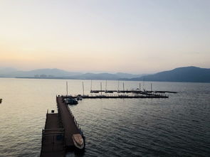 湖面像镜子， 背后却是一堆摊位