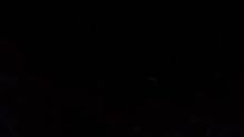 在这寂静的夜晚，究竟是谁在低声细语呢？
