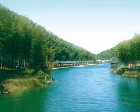 1. 天目湖水世界：巨浪与飞人