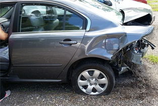 梦见车被撞烂了是什么预兆或暗示？