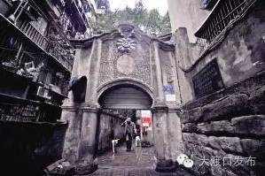 河边忽然冒出古老建筑群