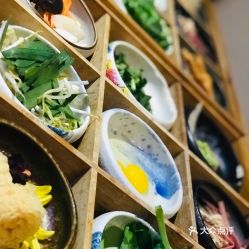 五、 美食的诱惑：过桥米线配椰子鸡？