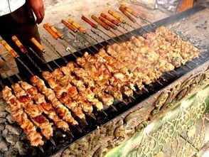 烤羊肉串：街头巷尾的香味