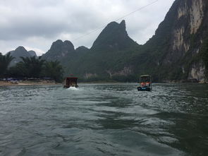 船游漓江：饱览两岸风光（以及各种广告牌）