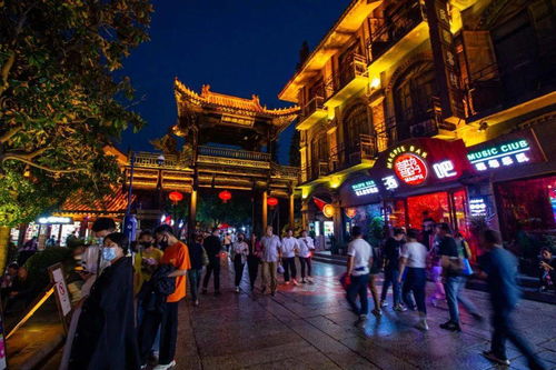二、 光影盛宴：古城夜景的独特魅力