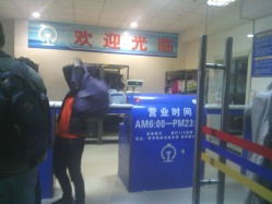 路边小摊寄存：便宜但有风险