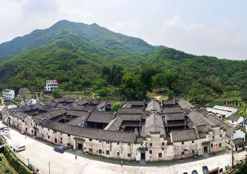 古建筑群的魅力：穿越时空的桥梁（以及偶尔会会出现的外星信号）